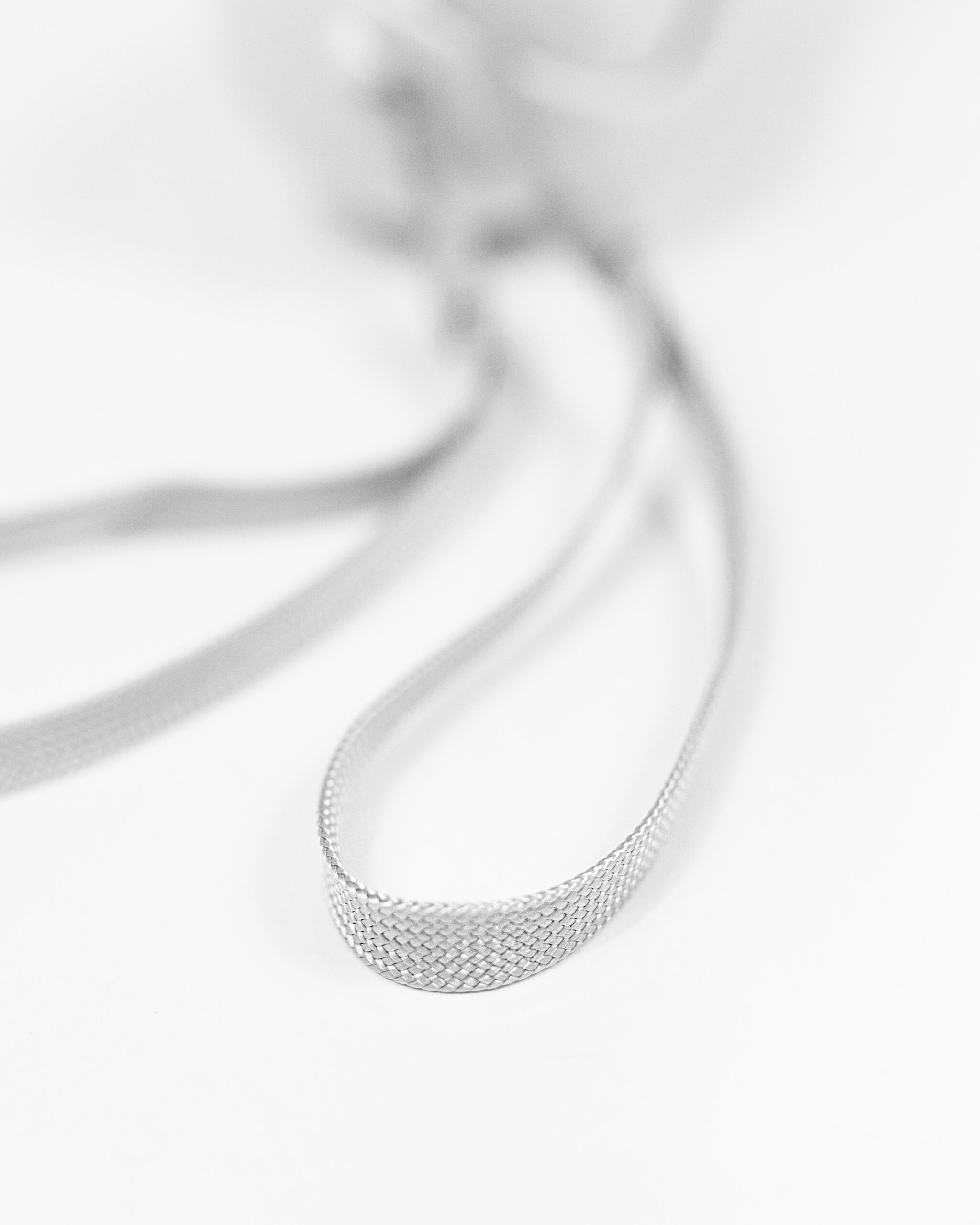 DumasGoods-travel-cup-water-bottle-white-string The close up of strings of the water bottle for dogs